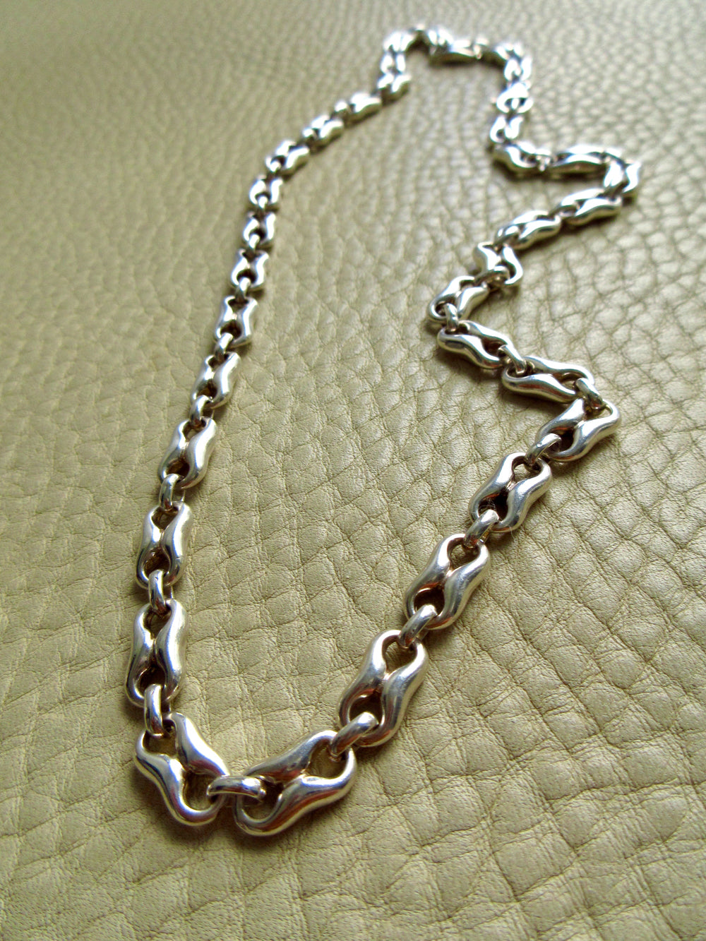 Vintage UK Sterling Silver Puffy Figure-8 Link Necklace 36g – 18 Inch Length