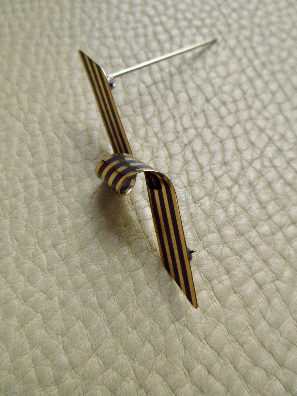 Vintage Curled Striped Ribbon Brooch 14k Gold & Silver – Paul Morelli
