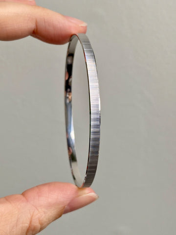 Vintage Italian 18k White Gold Solid Bangle with Scribed Line Pattern - UnoAErre - 8 inch
