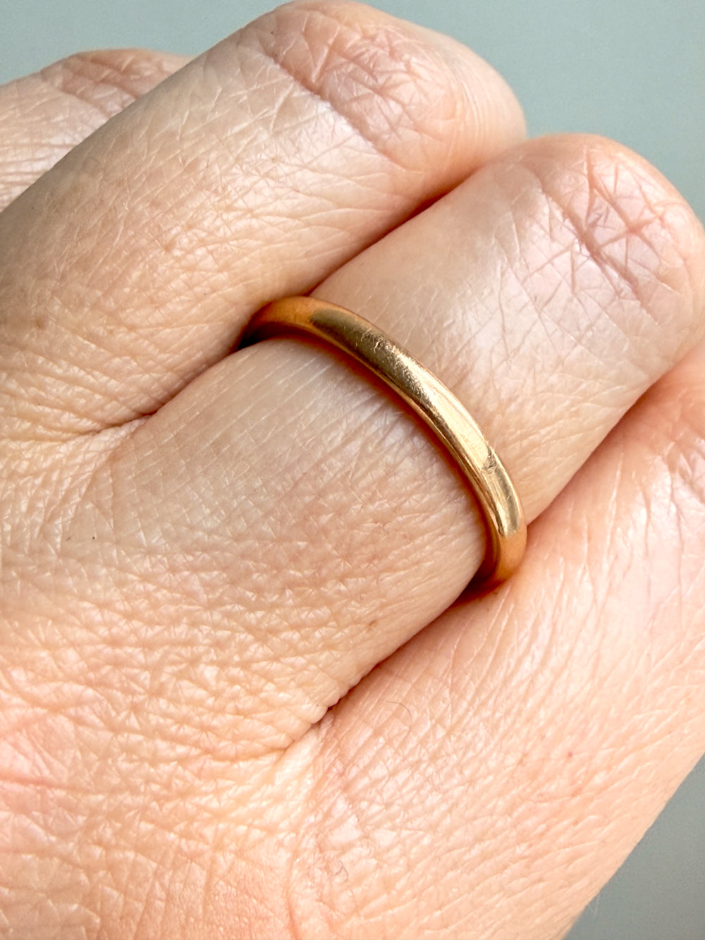 1945 Beveled edge 18k Gold Wedding Band - Size 9