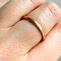 1945 Beveled edge 18k Gold Wedding Band - Size 9