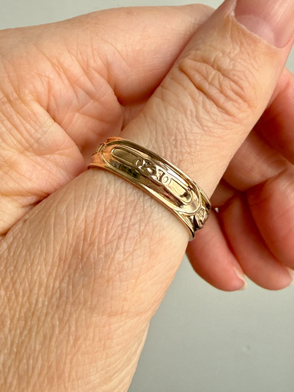 1988 Vintage Swedish 18k Gold Band Ring with Symbols – Size 11