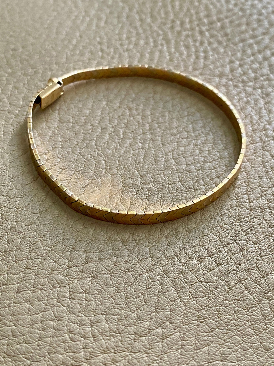 SLEEK! 18k gold tri-color vintage chevron pattern bracelet - 7 inch length