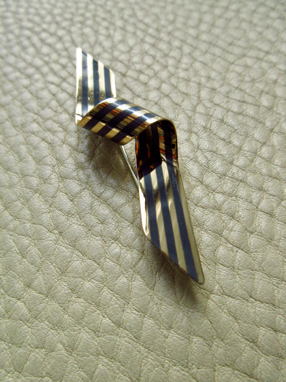Vintage Curled Striped Ribbon Brooch 14k Gold & Silver – Paul Morelli