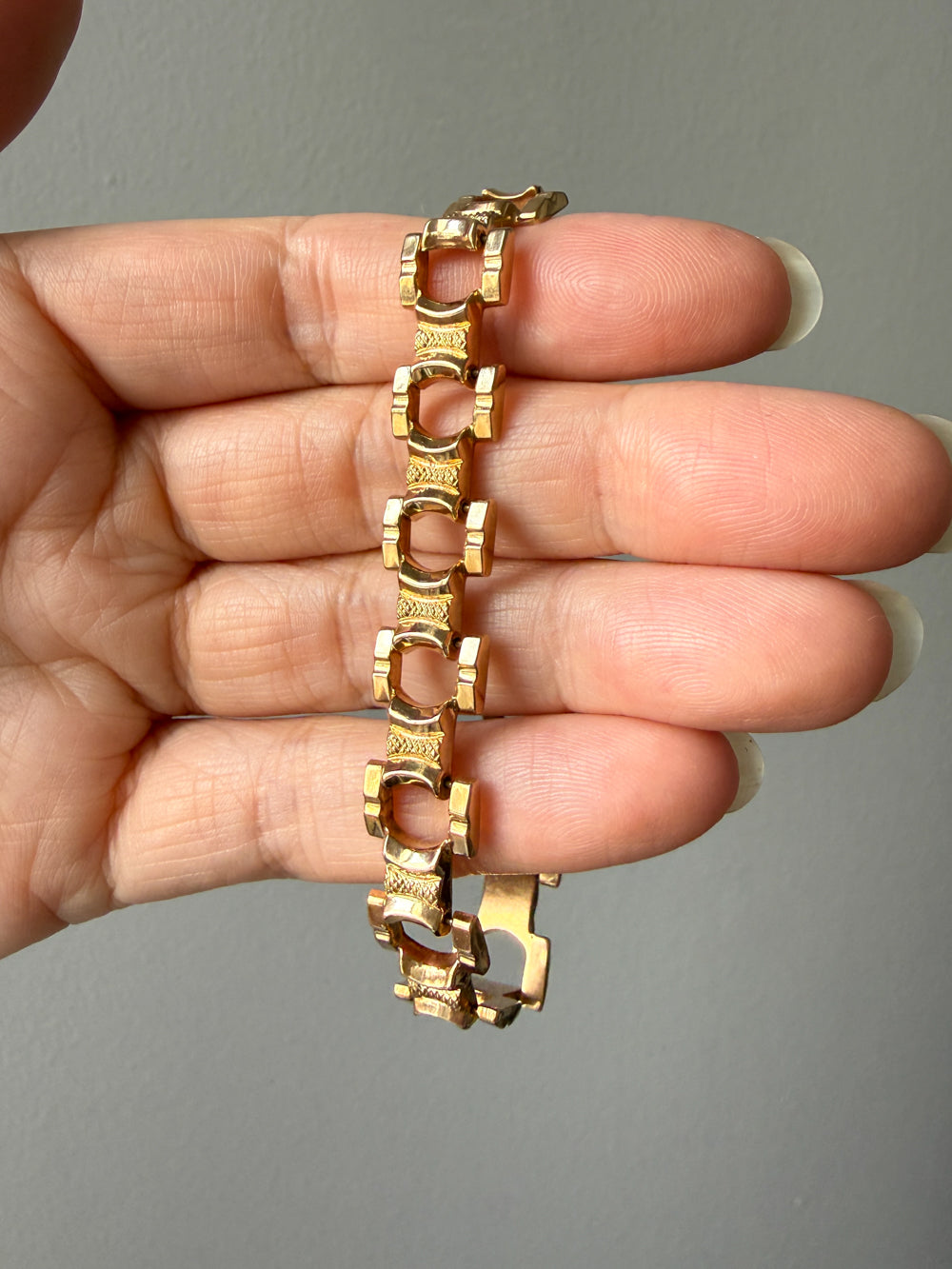1960s Vintage Italian Dimensional Link Bracelet 18k Gold – 7.25 Inch Length