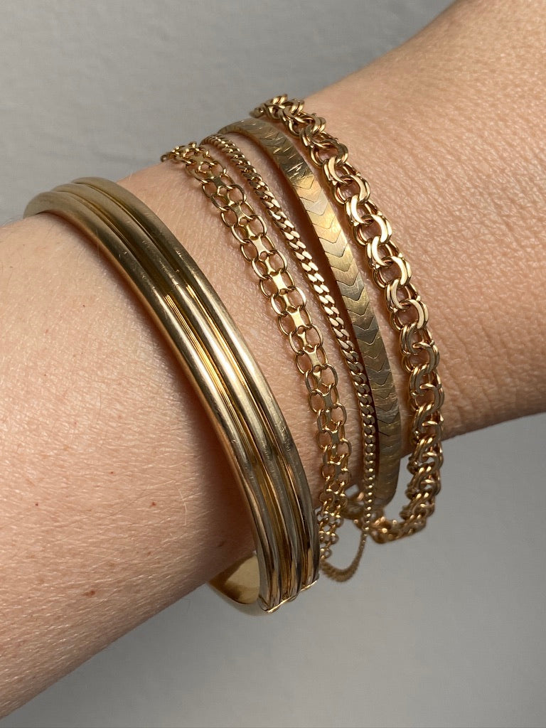 Made in 1952 - 18k gold hinged bangle with ridged hemispheres