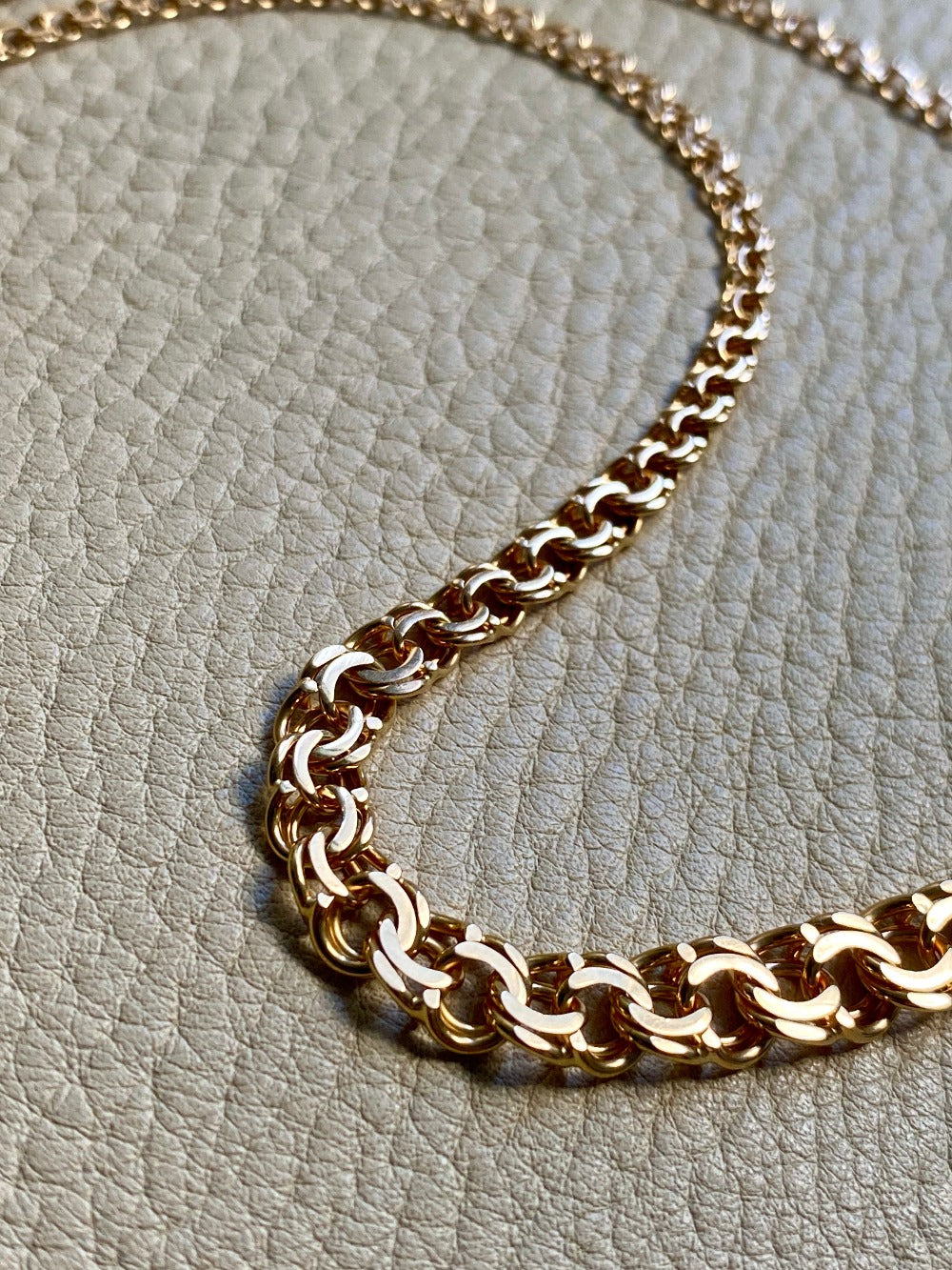 1977 Swedish 18k Gold necklace - Graduated double link chain - 17 inch length