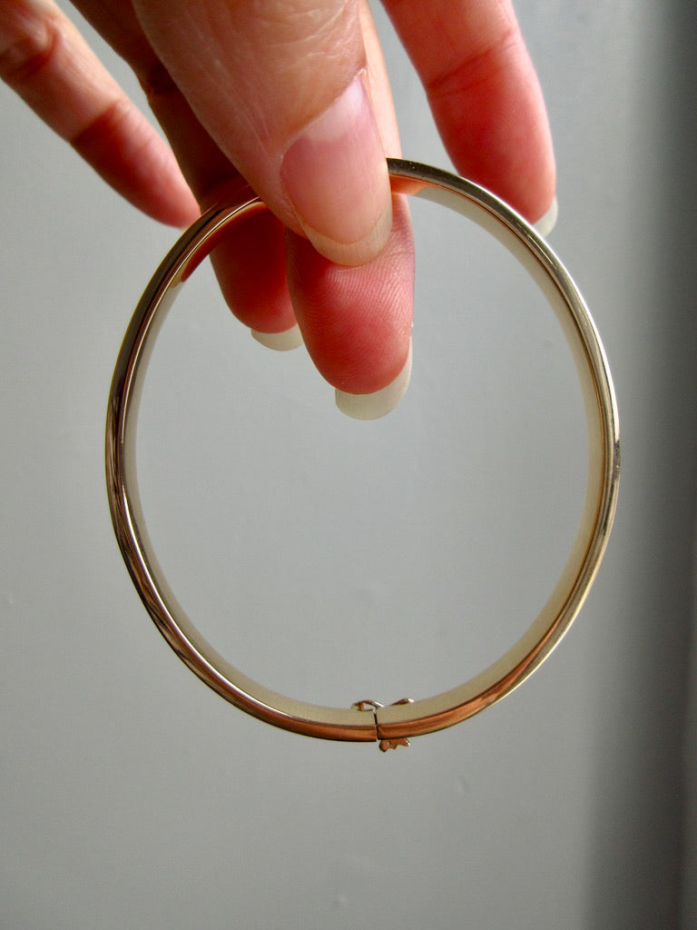 1950s era 18k Gold Hinged Bangle Bracelet – 7.25 Inch Interior Circumference