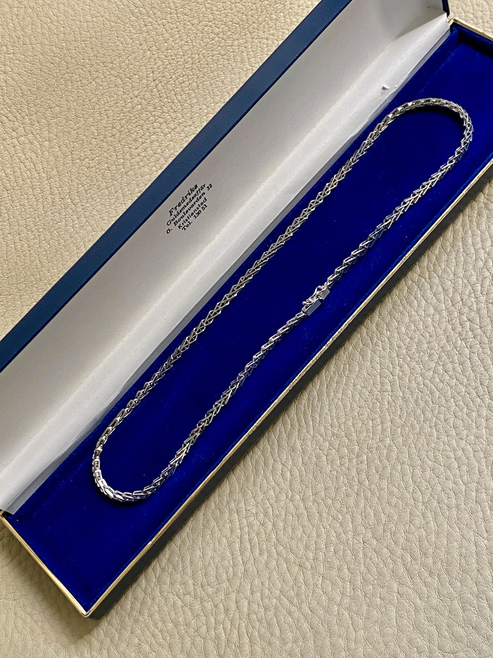 Vintage Italian 18k White Gold V-Link Necklace - 17 inch