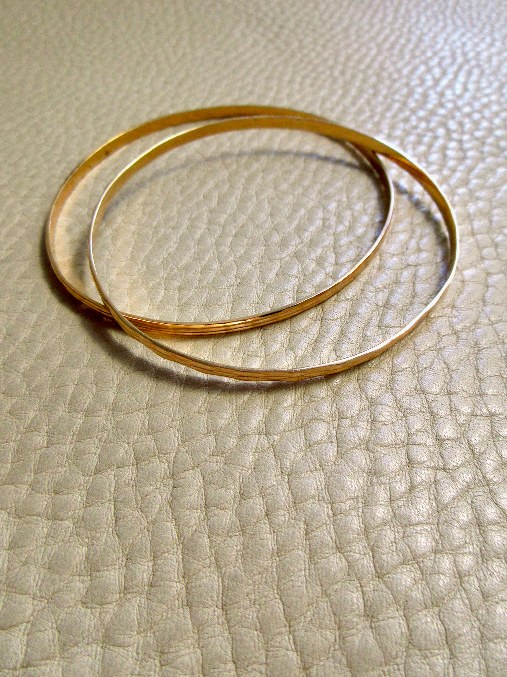 Vintage 18k Gold Faceted Bangle Bracelet Elongated Diamond Pattern – 8.5 Inch Interior Circumference