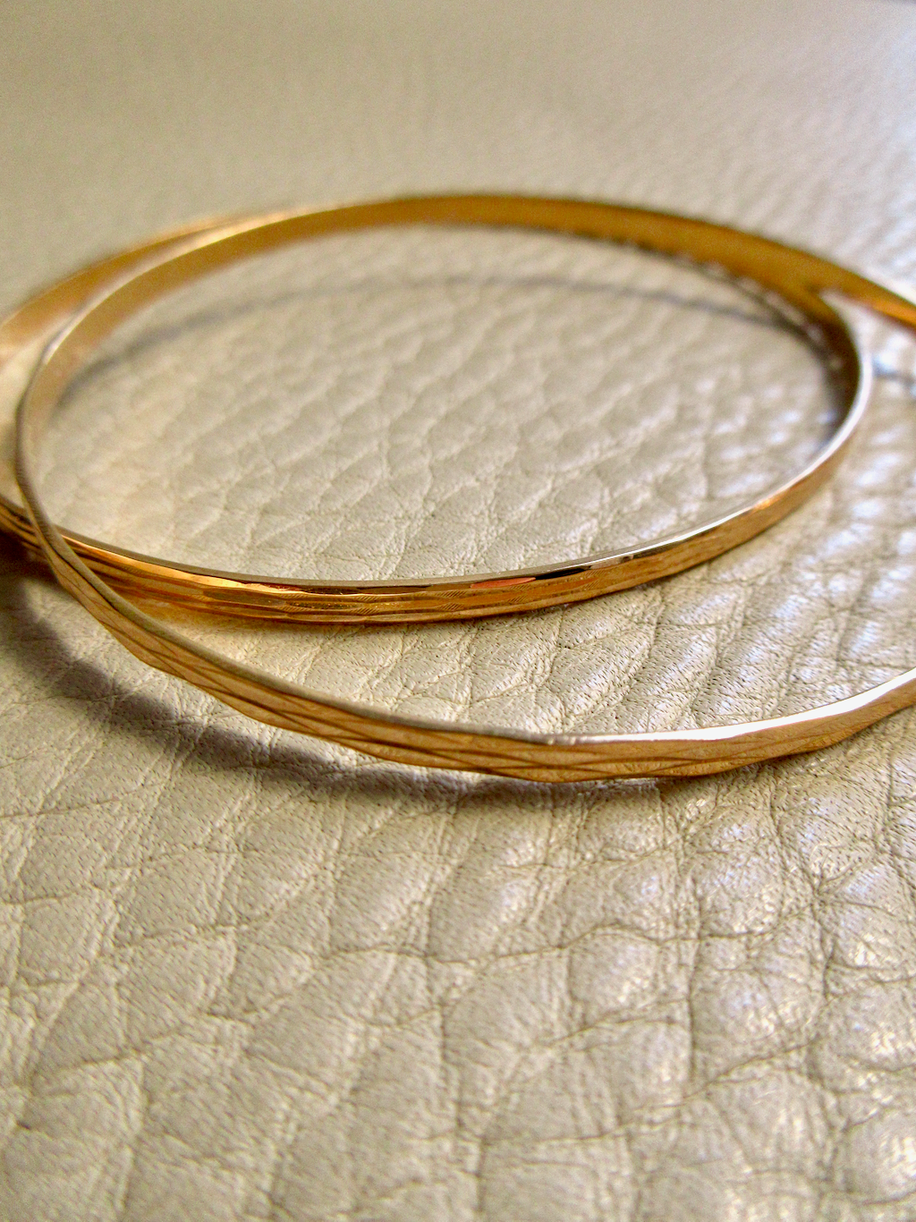 Vintage 18k Gold Faceted Bangle Bracelet Elongated Diamond Pattern – 8.5 Inch Interior Circumference