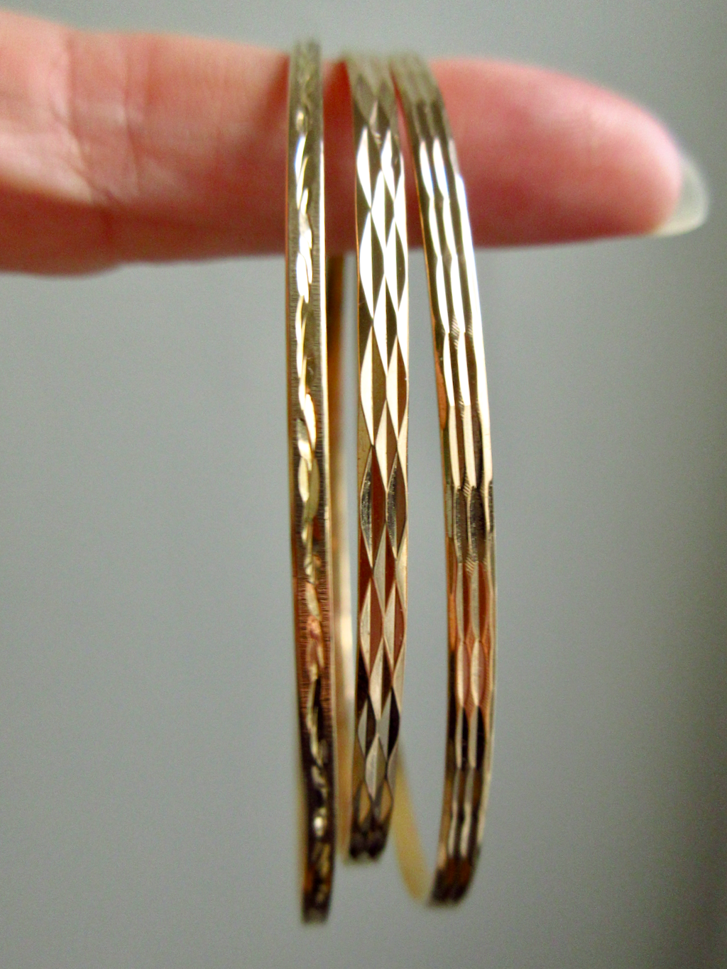 Vintage 18k Gold Faceted Bangle Bracelet Elongated Diamond Pattern – 8.5 Inch Interior Circumference