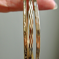 Vintage 18k Gold Faceted Bangle Bracelet Elongated Diamond Pattern – 8.5 Inch Interior Circumference