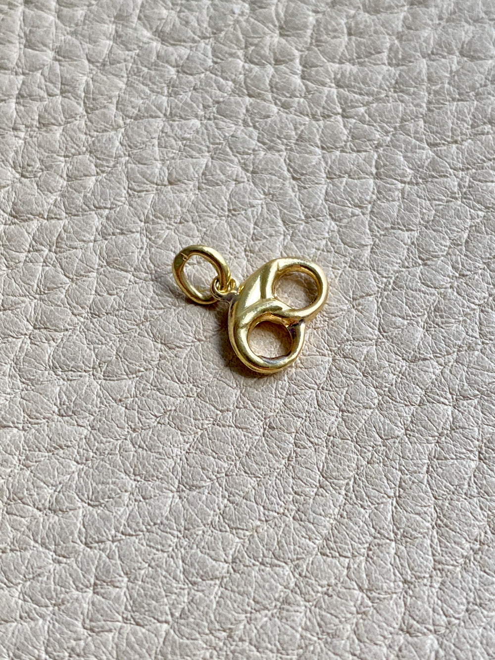 18k gold Swedish vintage charm or pendant - Pretzel - made 1923-1965