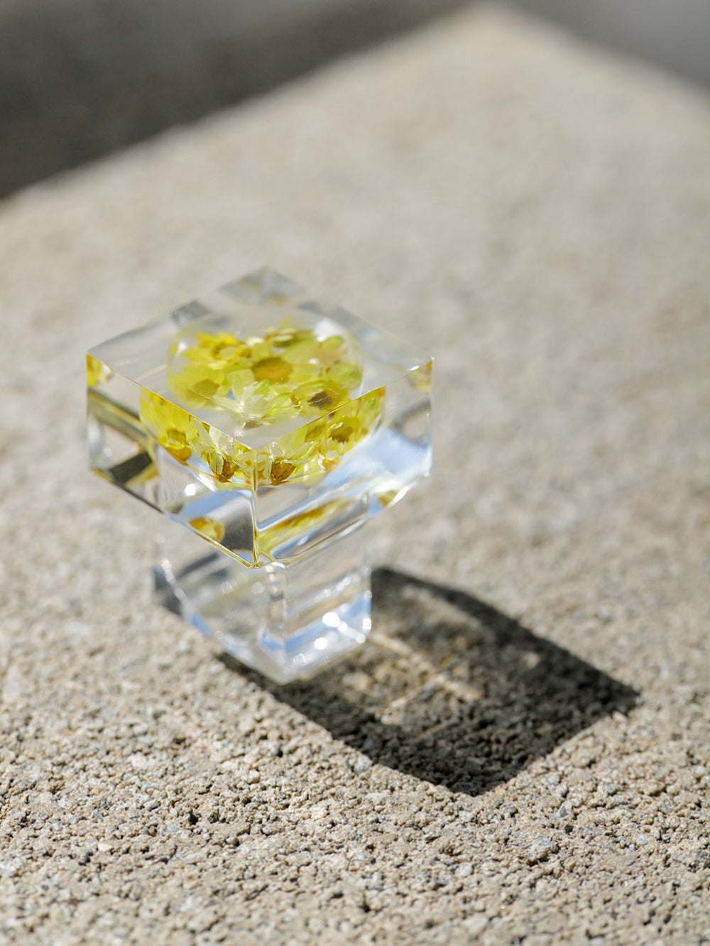 Vintage Siv Lagerström Floral Inclusion Acrylic Ring – Size 5.5