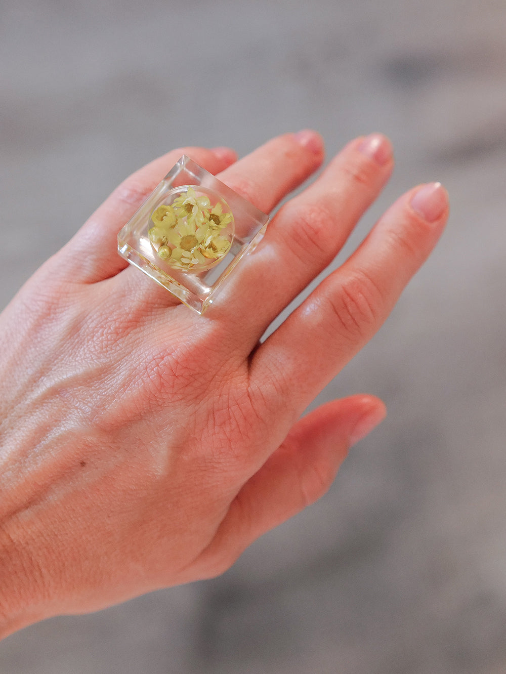 Vintage Siv Lagerström Floral Inclusion Acrylic Ring – Size 5.5