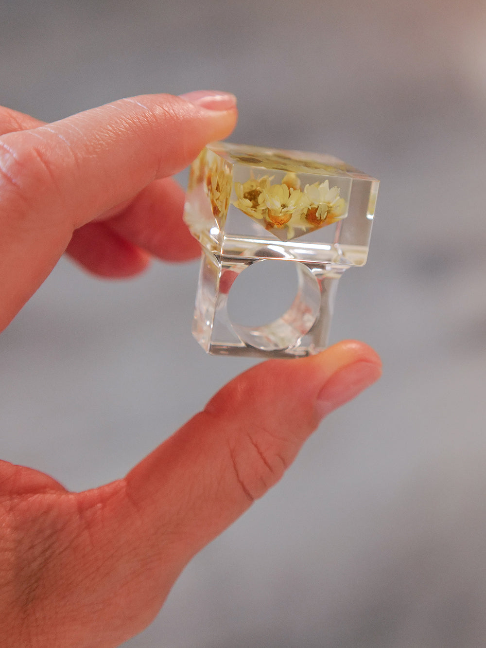Vintage Siv Lagerström Floral Inclusion Acrylic Ring – Size 5.5