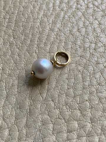 18k gold pearl pendant or charm