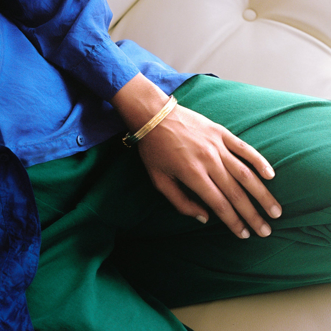 Made in 1952 - 18k gold hinged bangle with ridged hemispheres