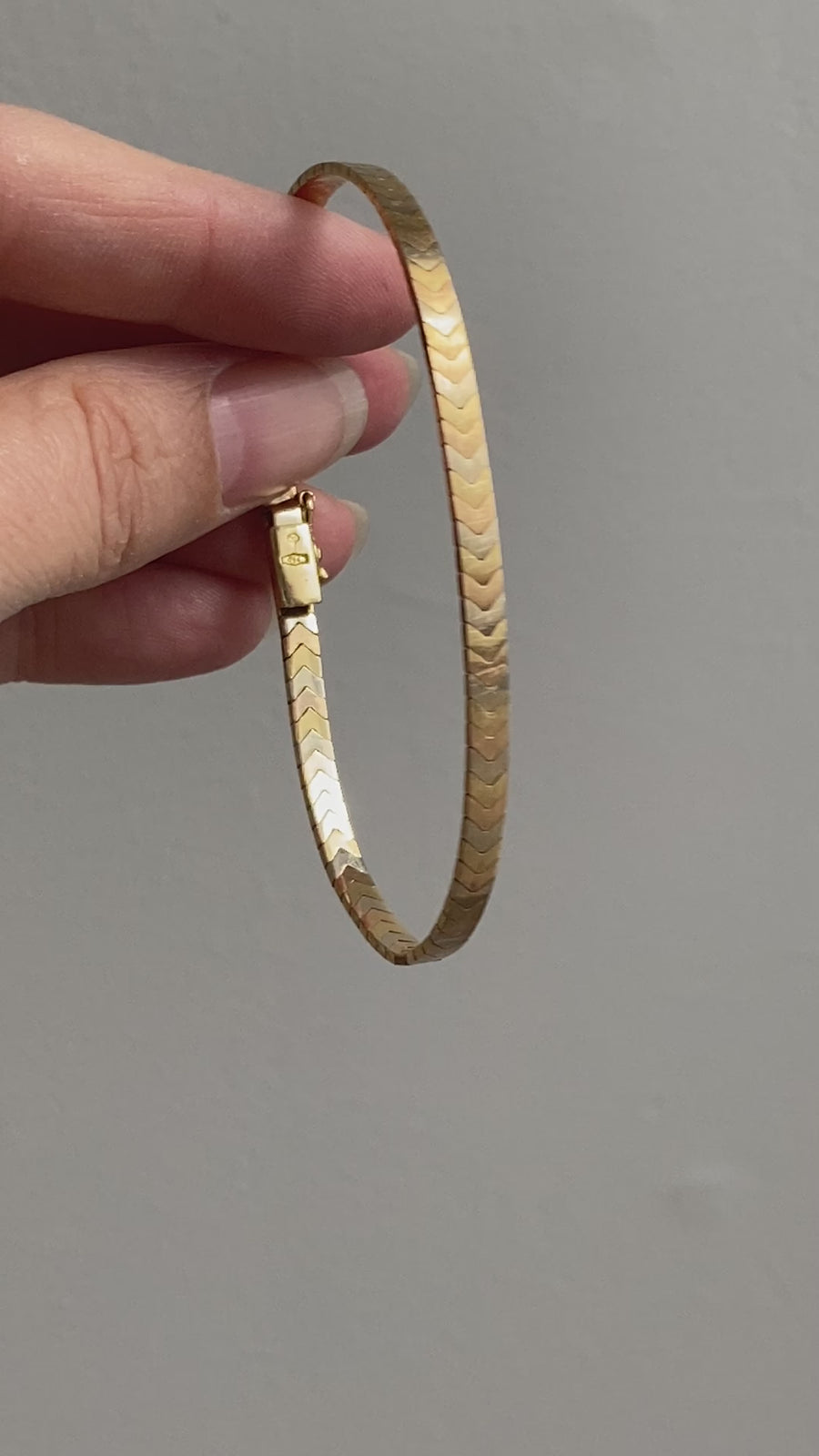 SLEEK! 18k gold tri-color vintage chevron pattern bracelet - 7 inch length