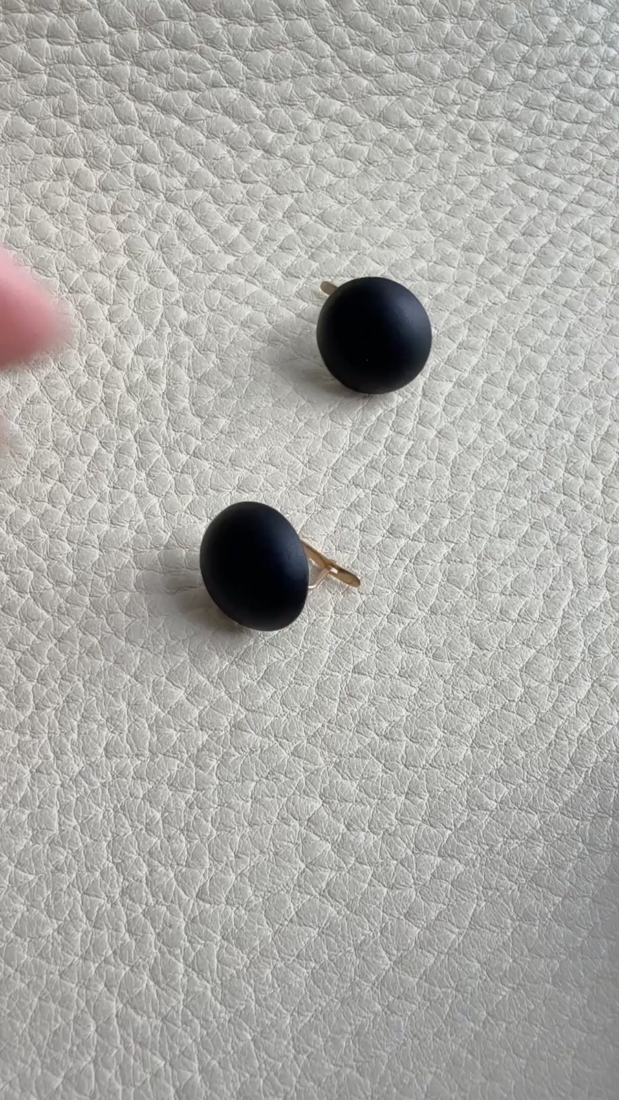 Excellent! 18k Gold set with Black Jet Vintage early 20th Century era Dome Earrings