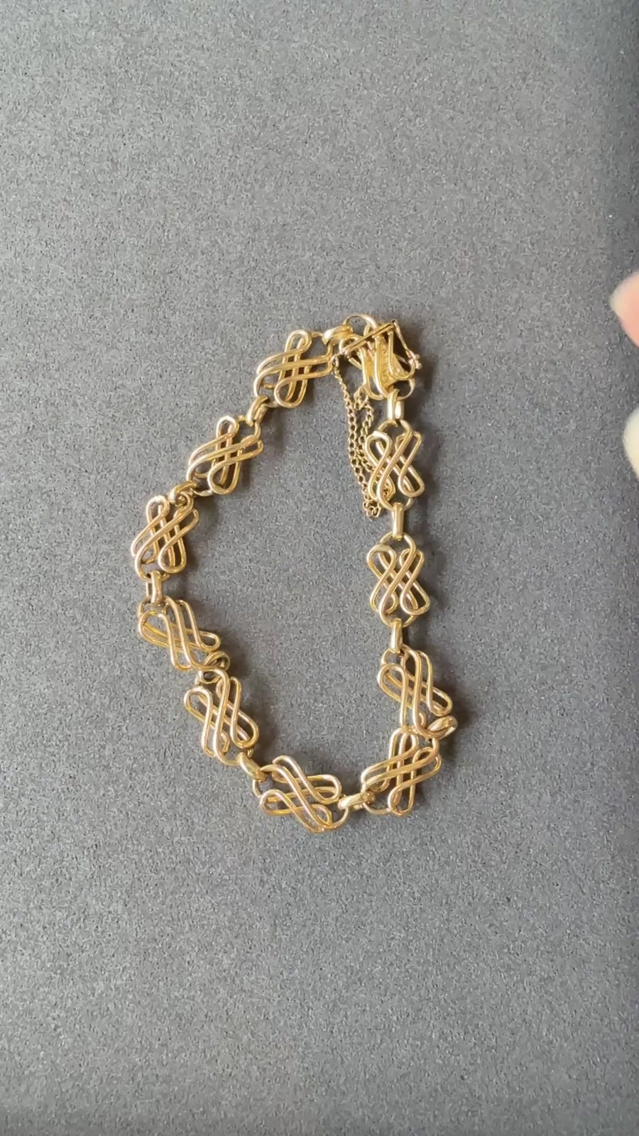 1946 Handmade Cursive Link Bracelet in 18k Gold - Stockholm, Sweden - 7.5 inch length