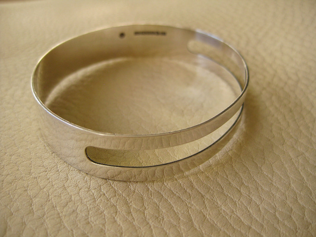 1965 Modernist Finnish silver polished bracelet with oval cutout