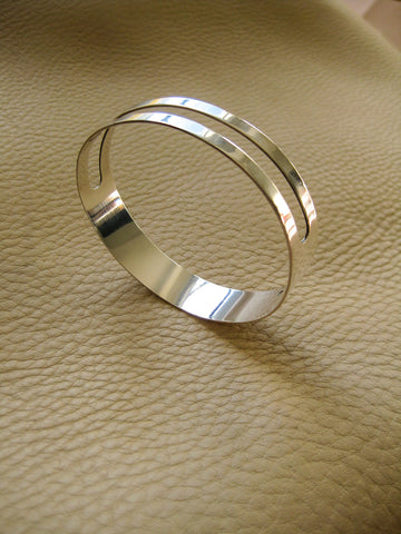 1965 Modernist Finnish silver polished bracelet with oval cutout