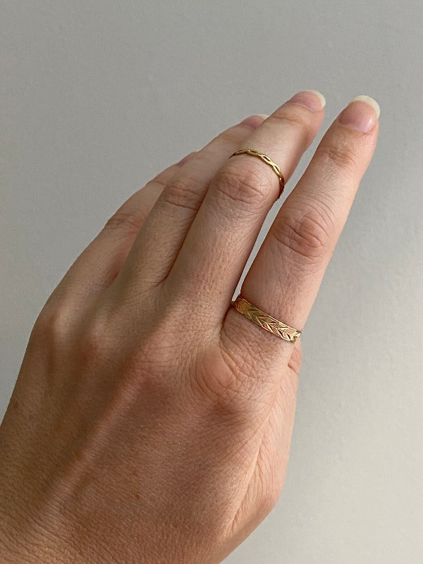 Scandinavian vintage 18k gold ring with botanical patterning- size 9.5