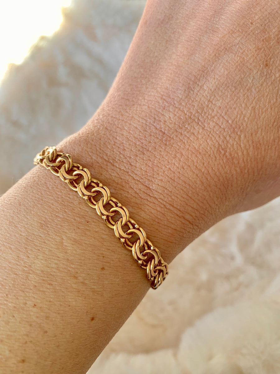 Double link solid 18k gold bracelet 1972  Swedish vintage, 18K gold, 7 inch in inside circumference, a chunky 17.8 grams, perfect working clasp, fully hallmarked, sun catching radiant double link, GORGEOUS!!!! She is a classic you'll wear every day. 18k Yellow gold with a subtle warm rosy tint - stunning.  This link type is called a double-link. Pairs of links run side by side - like two curb chains delicately soldered, link by link, to form a double length of links.