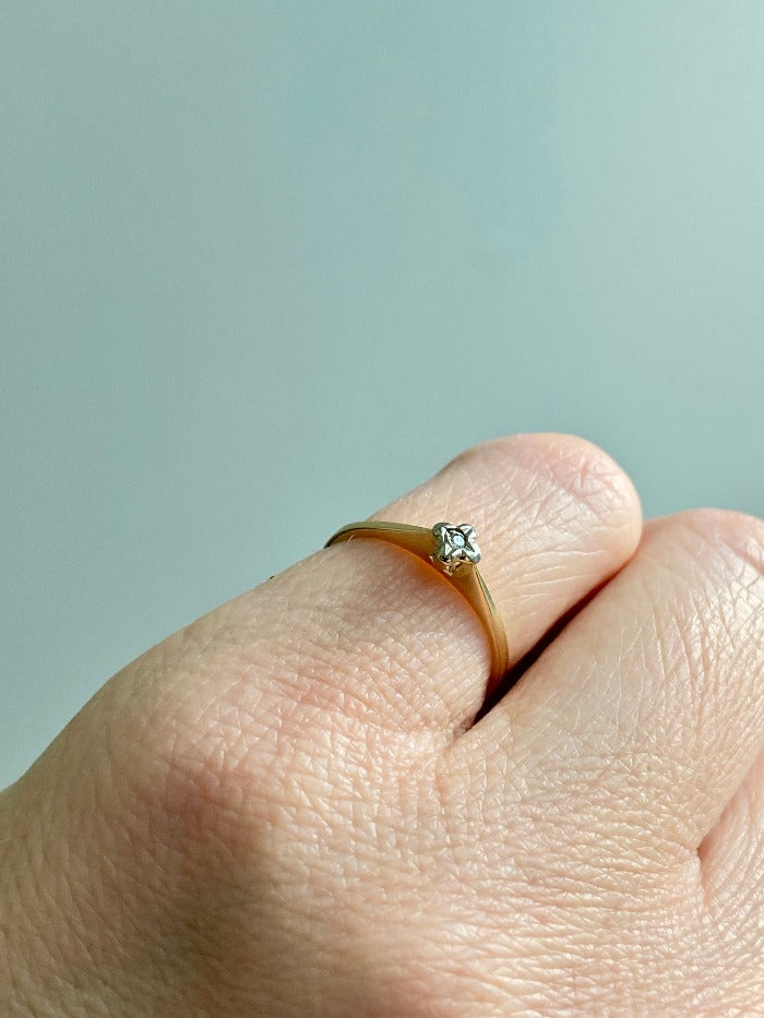 Finnish 18k gold ring with tiny brilliant cut diamond in flower setting- size 5