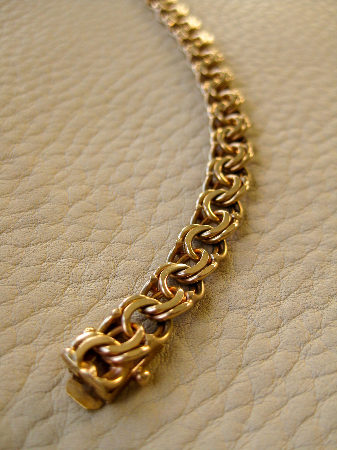 Double link solid 18k gold bracelet 1972  Swedish vintage, 18K gold, 7 inch in inside circumference, a chunky 17.8 grams, perfect working clasp, fully hallmarked, sun catching radiant double link, GORGEOUS!!!! She is a classic you'll wear every day. 18k Yellow gold with a subtle warm rosy tint - stunning.  This link type is called a double-link. Pairs of links run side by side - like two curb chains delicately soldered, link by link, to form a double length of links.