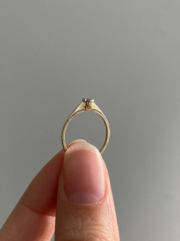 Finnish 18k gold ring with tiny brilliant cut diamond in flower setting- size 5