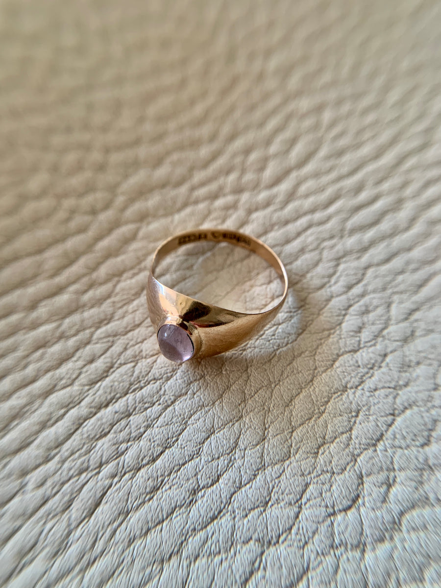 1958 Swedish amethyst cabachon set in 18k gold - ring size 6 3/4