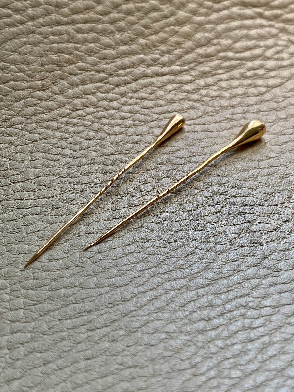 Two 18k gold droplet scarf or hat pins - Sweden 1920s