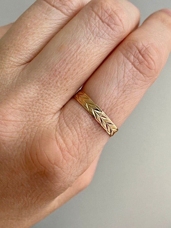 Scandinavian vintage 18k gold ring with botanical patterning- size 9.5