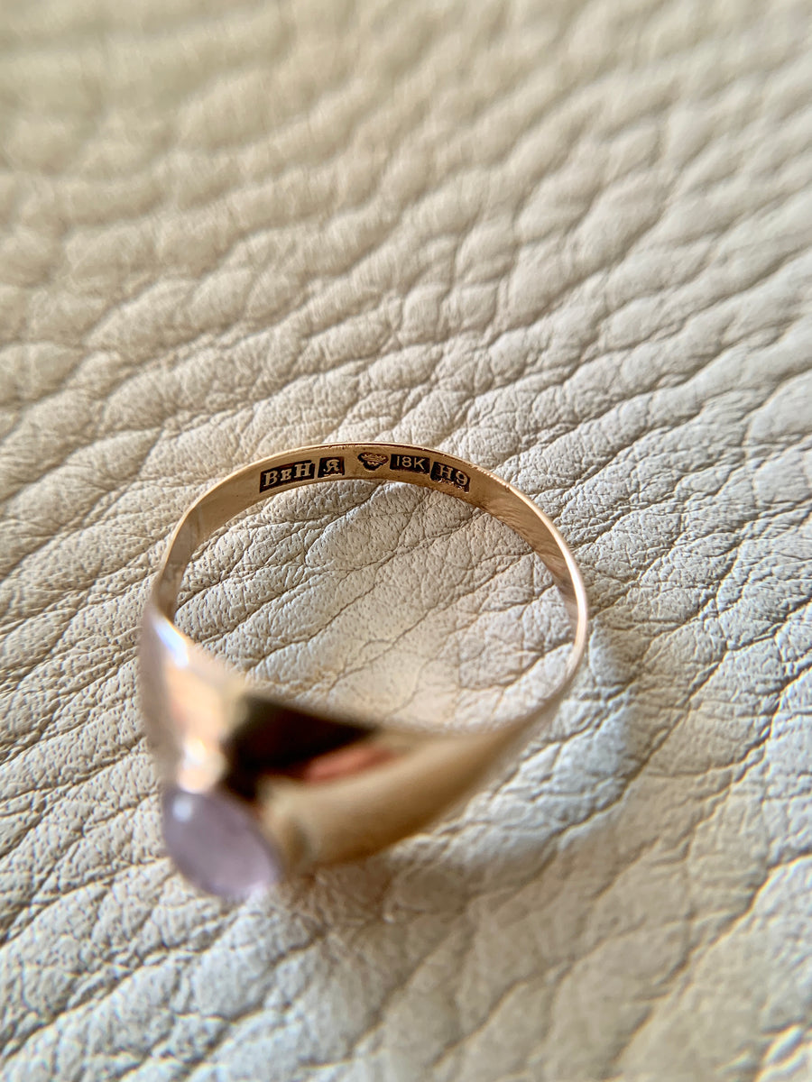 1958 Swedish amethyst cabachon set in 18k gold - ring size 6 3/4