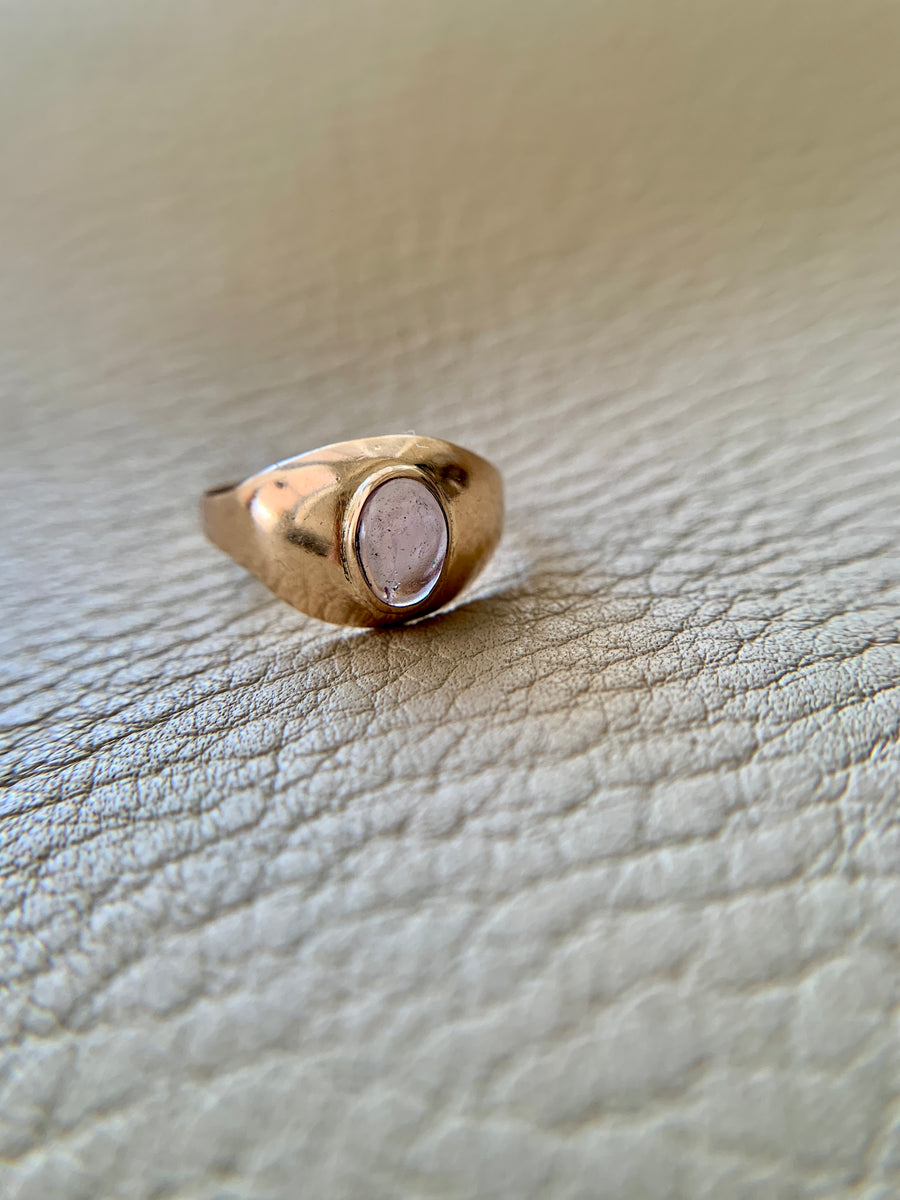 1958 Swedish amethyst cabachon set in 18k gold - ring size 6 3/4