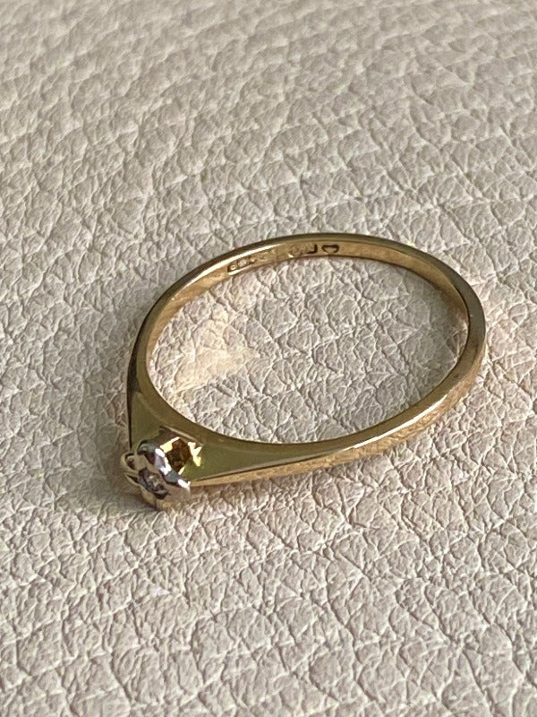 Finnish 18k gold ring with tiny brilliant cut diamond in flower setting- size 5