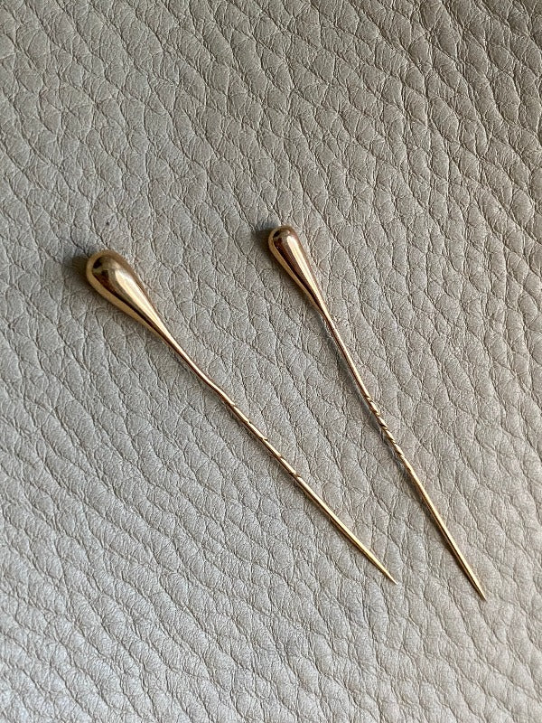 Two 18k gold droplet scarf or hat pins - Sweden 1920s