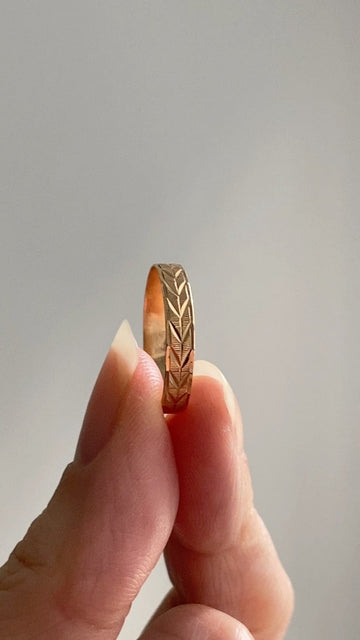 Scandinavian vintage 18k gold ring with botanical patterning- size 9.5