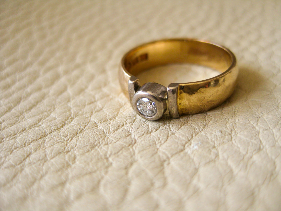 1996 Swedish brilliant cut diamond set in 18k gold - ring size 6.5