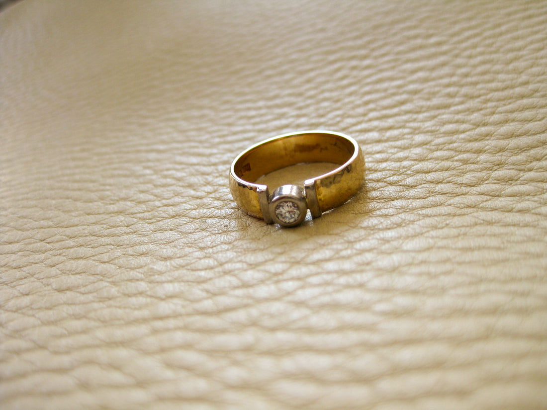 1996 Swedish brilliant cut diamond set in 18k gold - ring size 6.5