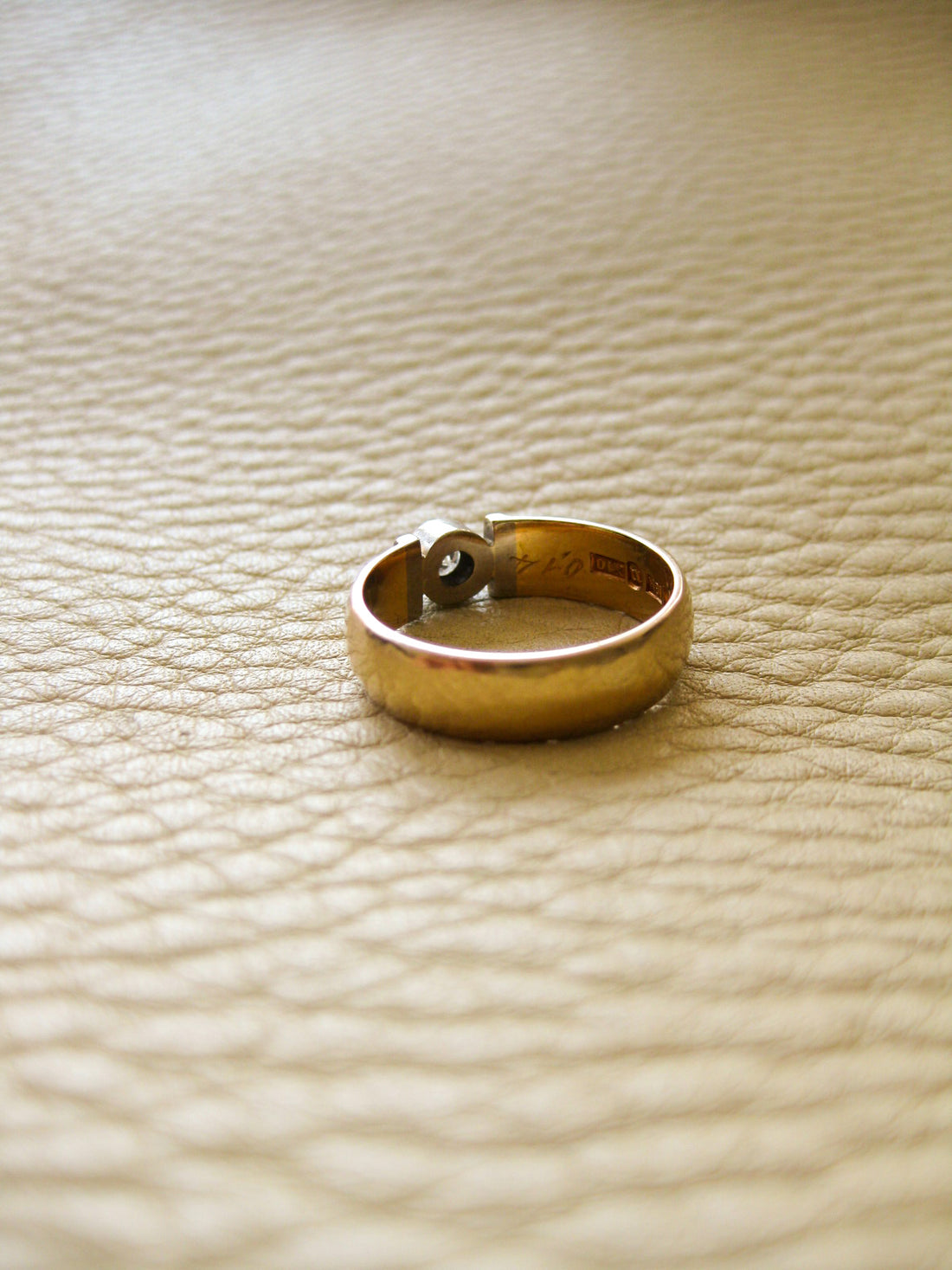 1996 Swedish brilliant cut diamond set in 18k gold - ring size 6.5