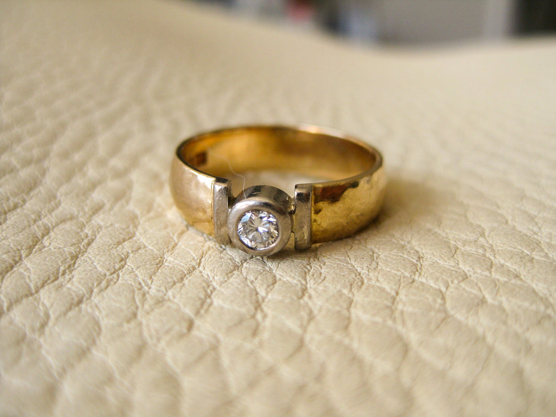 1996 Swedish brilliant cut diamond set in 18k gold - ring size 6.5