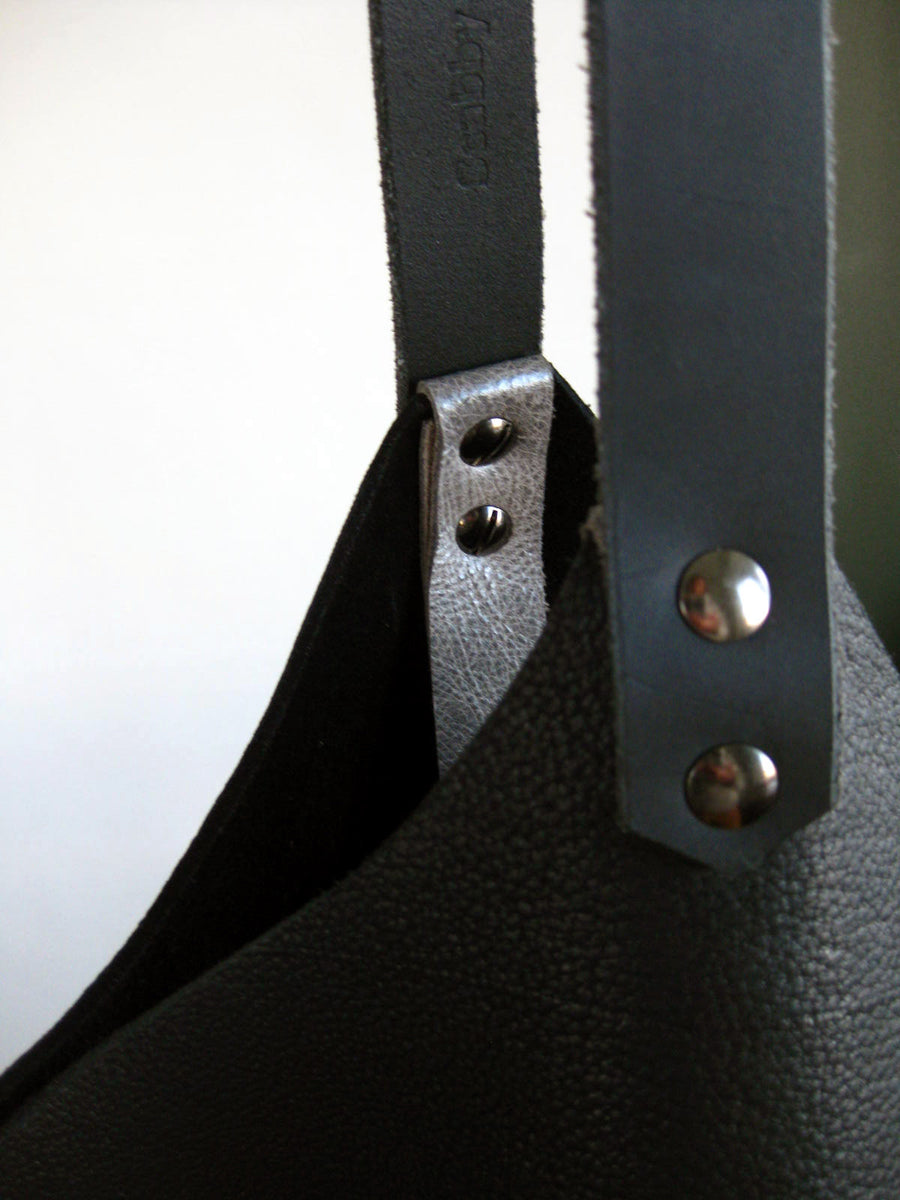 Wedge bag - True black bull hide