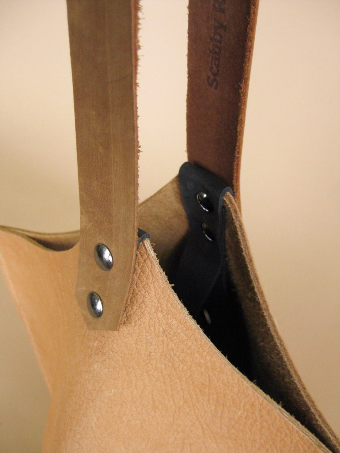 Wedge bag - Cashew bull hide