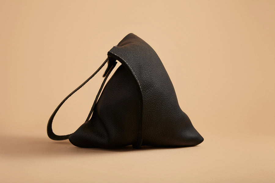 Wedge bag - True black bull hide